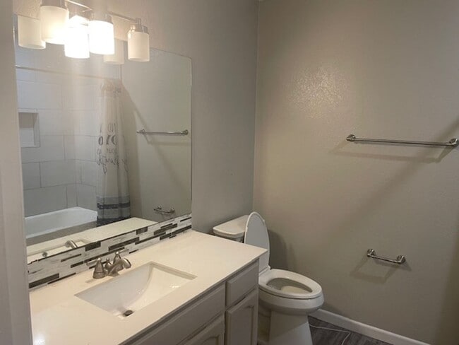 Building Photo - REDUCED RATE WITH A MOVE-IN SPECIAL OF HAL...