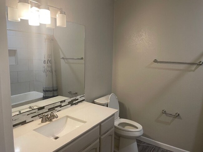 Foto del edificio - REDUCED RATE WITH A MOVE-IN SPECIAL OF HAL...