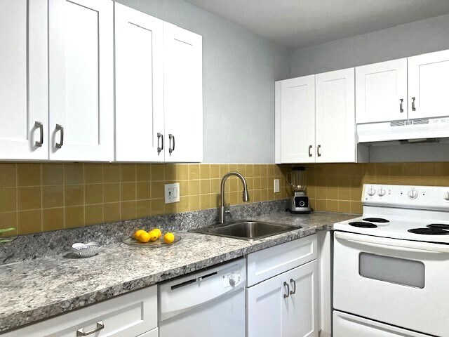 Kitchen - 178 Lake Frances Dr