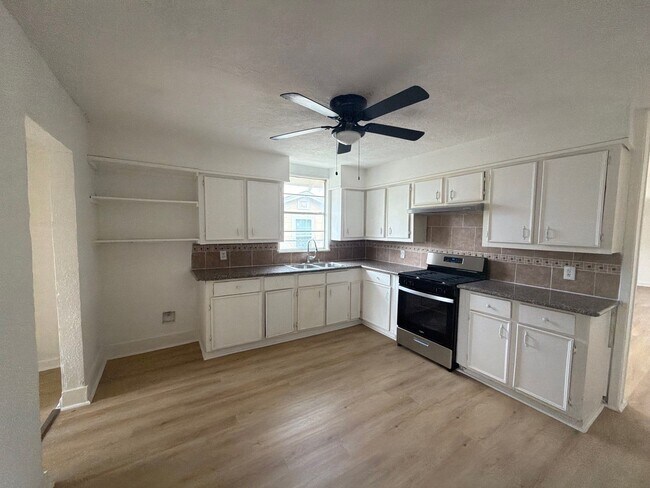 Foto del edificio - 121 N Spooner St