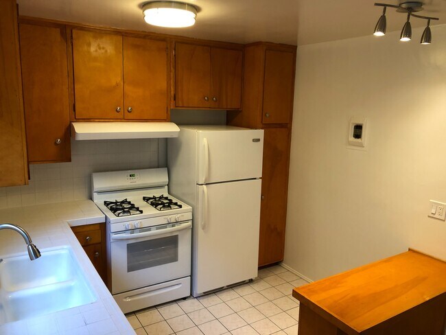 Kitchen - 3910 Inglewood Blvd