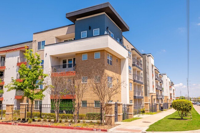 Building Photo - Modern Elegance: Your Gateway to Comfort i...