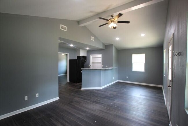 Building Photo - Self Tour Today! 1 bedroom, 1 bath + STUDY...