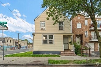 Building Photo - 718 S 13th St