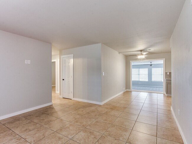 Building Photo - Spacious 4 bedroom in Edmond!