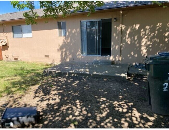 Foto del edificio - Move-In Ready 2BR Duplex — South Sacramento, Pets OK