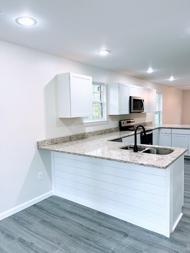 Building Photo - 210 E Duffle St