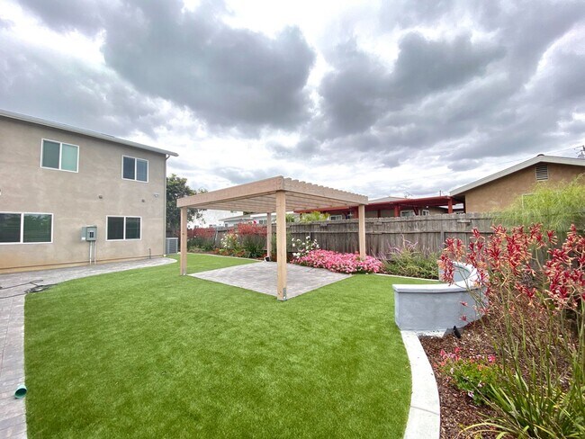 Building Photo - 5121-5123 E Falls View Dr
