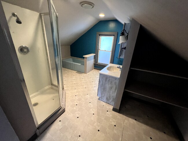 Building Photo - 621 S Rotherwood Ave