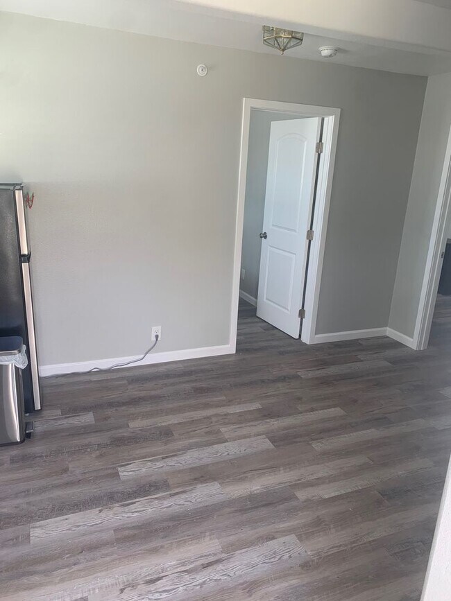 Foto del edificio - Furnished, Upstairs Apartment with 2 bedro...