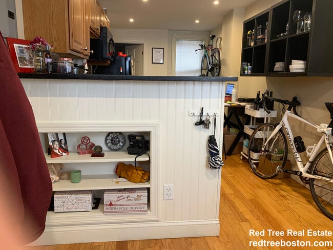 Building Photo - 61 Joy St