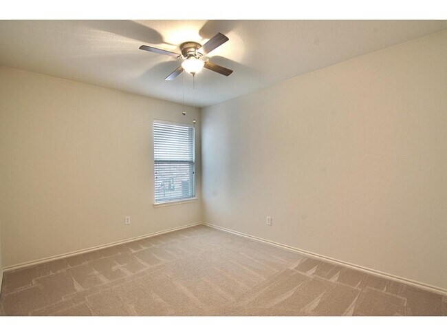 Foto del edificio - 13330 Henderson Dr