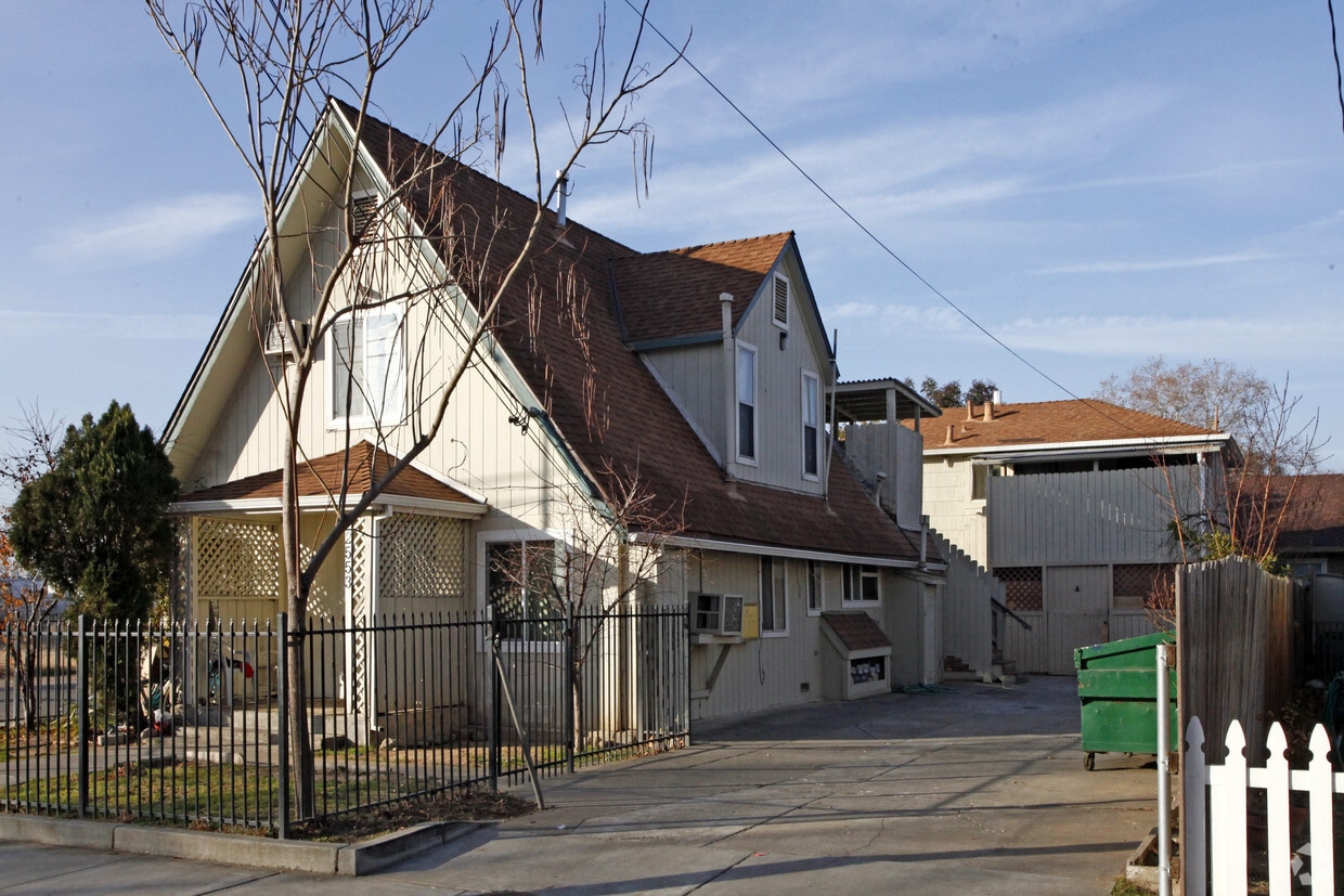 Primary Photo - 2553 Lexington St
