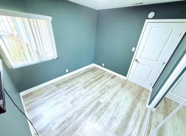 Muchos enchufes. ¡Una ventana con persianas para que puedas controlar la luminosidad! - 1317 Magnolia Ave
