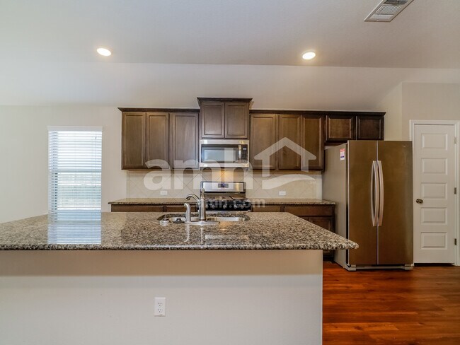 Foto del edificio - 8105 Cottage Rose Dr