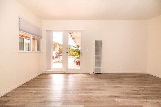 Foto del edificio - Refreshed 2 Bed/1 Bath in the Heart of Pacific Beach- Close to the Beach + Bay! REDUCED DEPOSIT $...