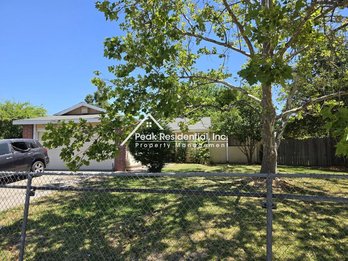 Foto del edificio - Cute 2bd/1ba Sacramento Duplex With 1-Car Garage
