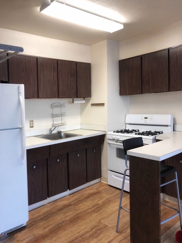Kitchen and eating island - 2401 Pennsylvania Ave