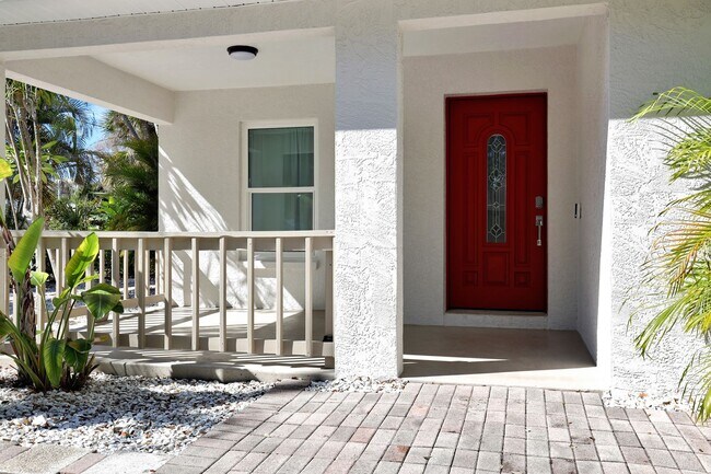 Foto del edificio - Remodeled 4BR Home Near Downtown Sarasota