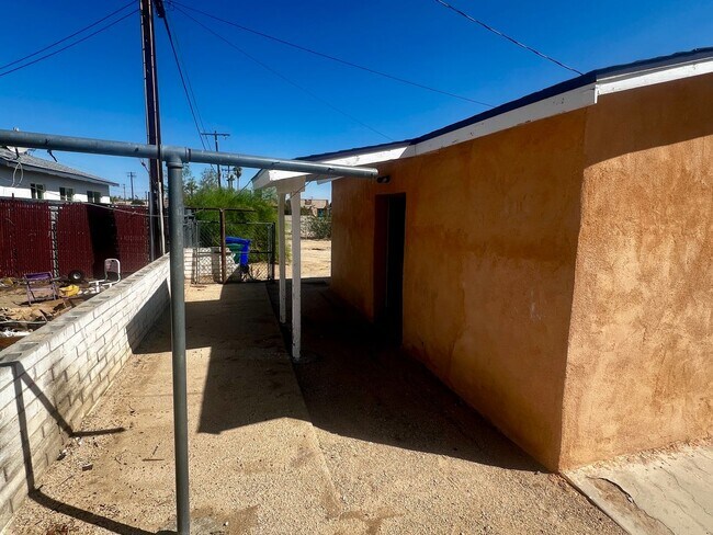 Foto del edificio - 6568 Oasis Ave