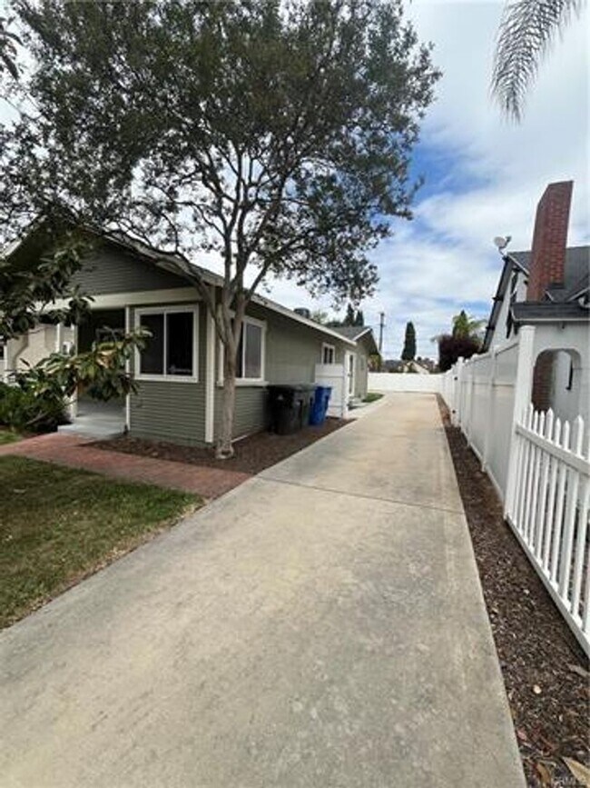 Building Photo - Charming Home