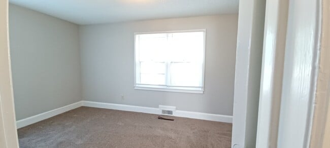 Building Photo - 604 S Oleander Ave