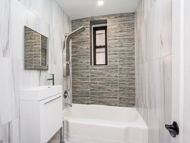 Foto del edificio - 555 McLean Ave