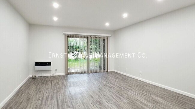 Foto del edificio - 7890 E Spring St