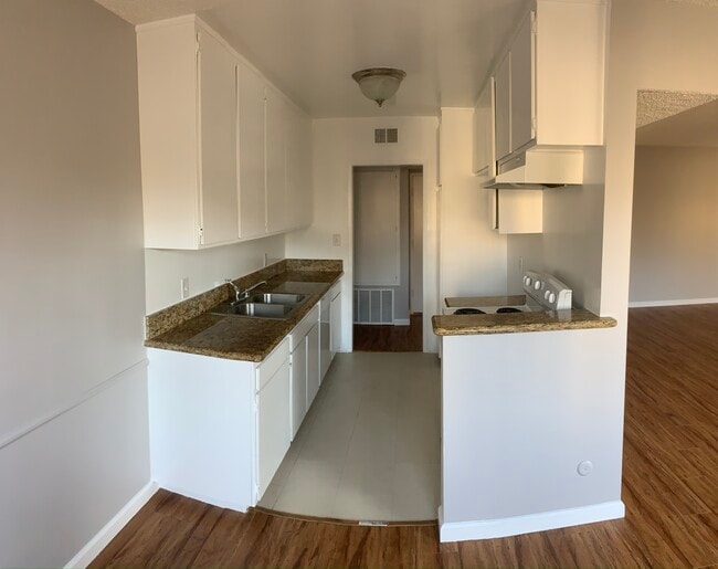 Building Photo - 711 Orange Grove Ave