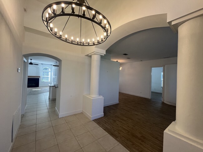 Building Photo - 1220 Hampstead Ln