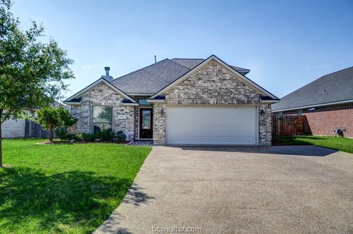 Primary Photo - BEAUTIFUL 5 BED AVAILABLE AUGUST 8TH!!
