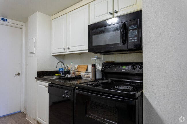 Campus Quad 4BR, 4BA - 1,100 SF - Capri Eugene - Student Living Apartments