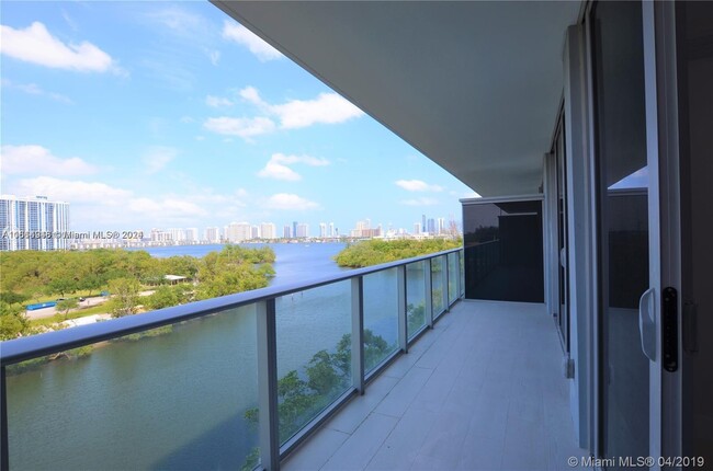 Foto del edificio - 16385 Biscayne Blvd