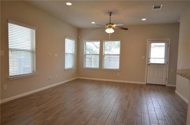 Foto del edificio - 2304 S Lakeline Blvd