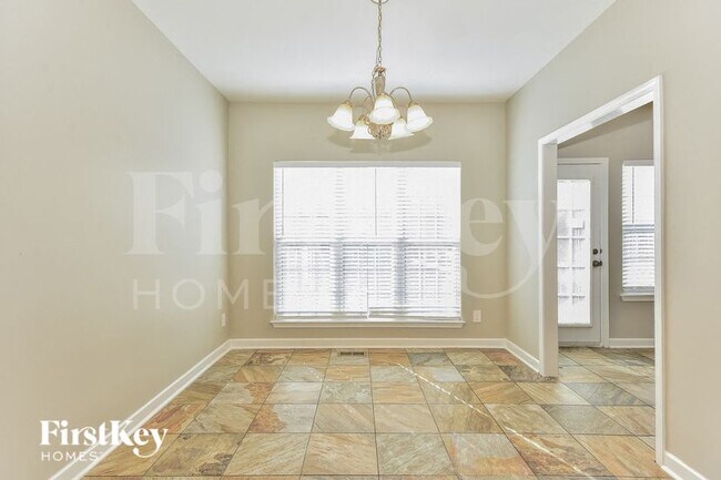 Foto del edificio - 811 Royal Oaks Dr