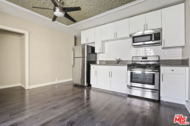 Building Photo - 619 S Soto St