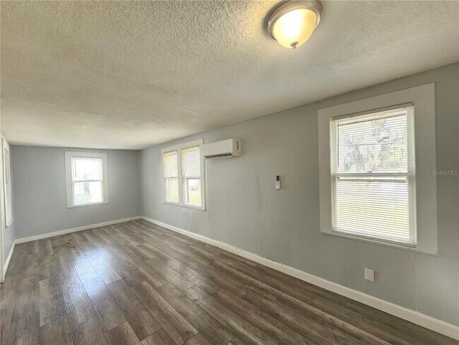 Foto del edificio - 503 Longfellow Blvd