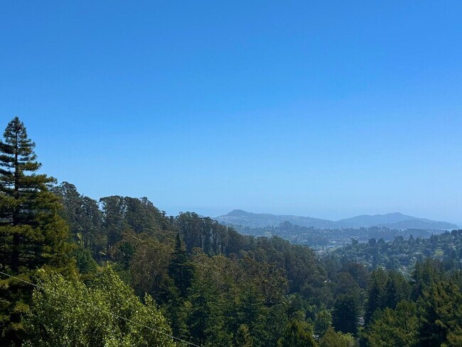 Foto del edificio - SPACIOUS THREE BED / THREE BATH HOME OFF OF PANORAMIC HWY WITH STUNNING VIEWS