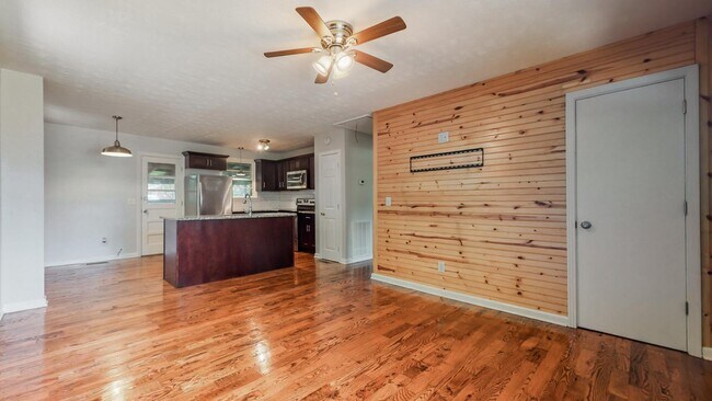Foto del edificio - 408 Lealand Ln