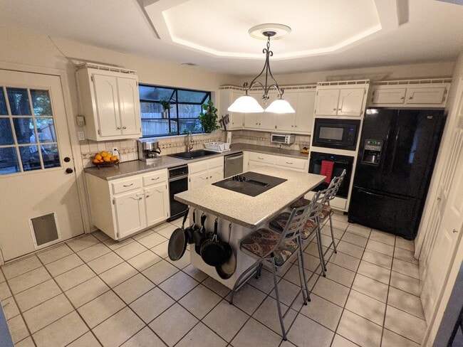 Building Photo - 6501 Cascada Dr