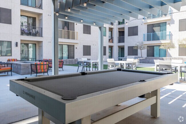 Entretenimiento al aire libre Ramada - Curve at Melrose