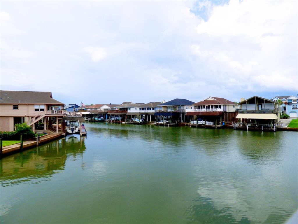 1027 Short Reach Dr, Tiki Island, TX 77554 House Rental in Tiki