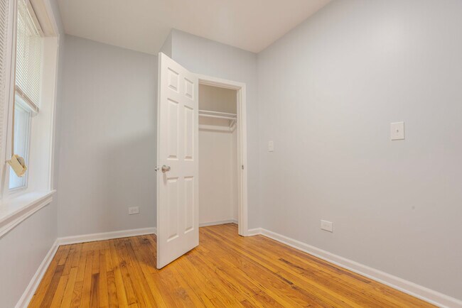 Foto del edificio - 1523 E 74th Pl