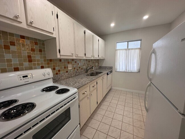 Foto del edificio - AVAILABLE NOW! 55+ Community at Marilyn Pi...
