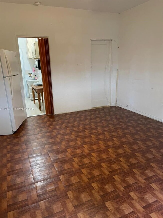 Foto del edificio - 6830 Harding Ave