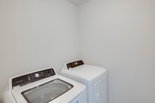 Building Photo - This 3 bedroom/2.5 bath townhouse is ready...
