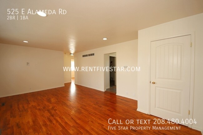 Building Photo - Cozy Upstairs Apartment Available! Visit r...