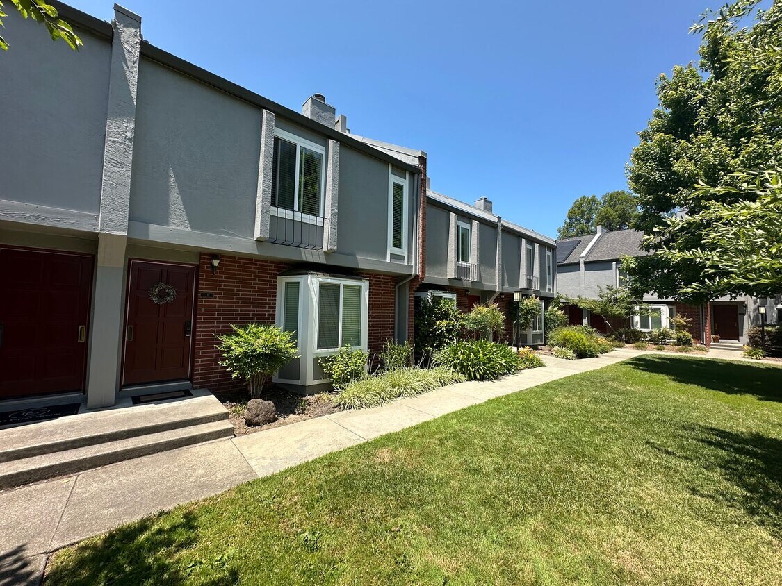 Foto principal - 3 Bed 1.5 Bath Townhome In Walnut Creek W/...