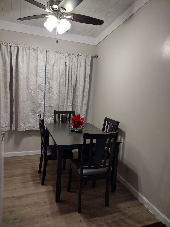 Foto del edificio - 533 E Avenue Q12