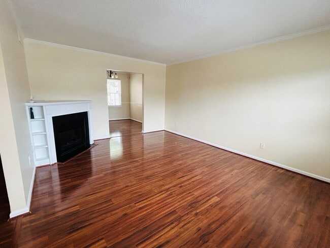 Building Photo - Charming 2 bedroom, 2.5 bathroom townhome in Greensboro w/2 master-suites/community pool